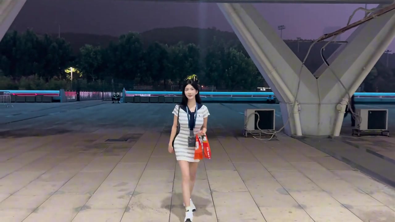 泰山美女球迷別管了險(xiǎn)勝也是勝贏球開心