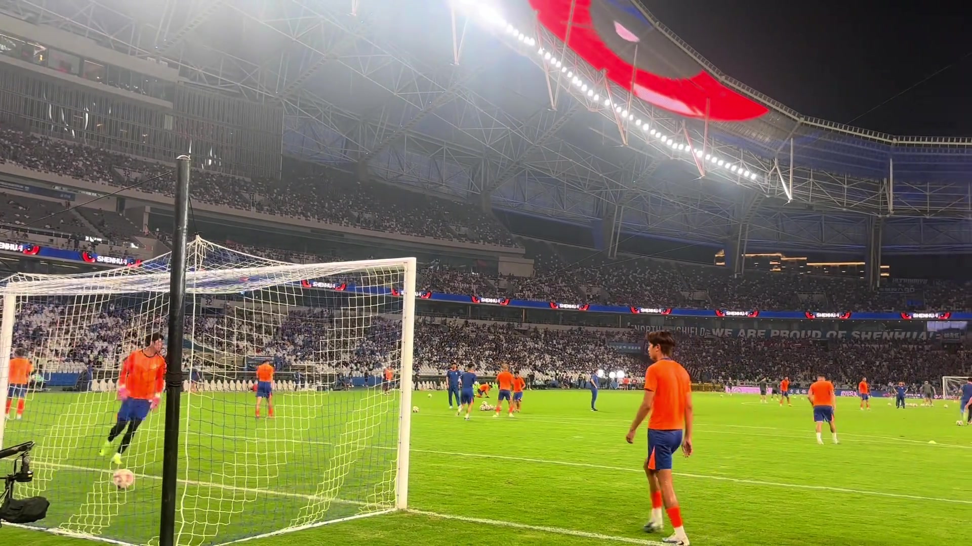 左右開弓賽前射門訓(xùn)練的瓦科射門感覺真不錯