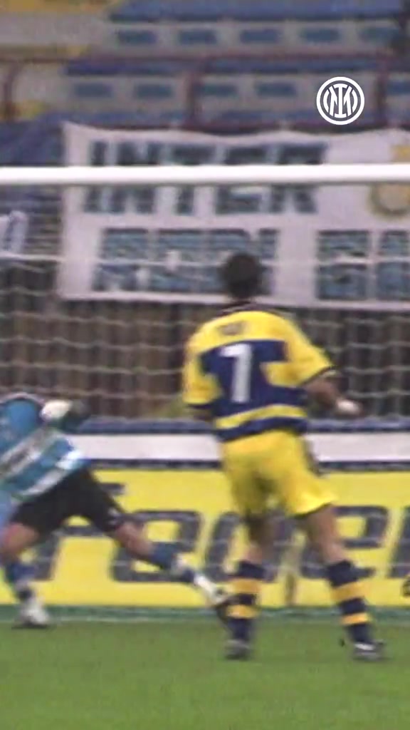 重劍無鋒國米官推曬維埃里藍(lán)黑生涯精彩進(jìn)球