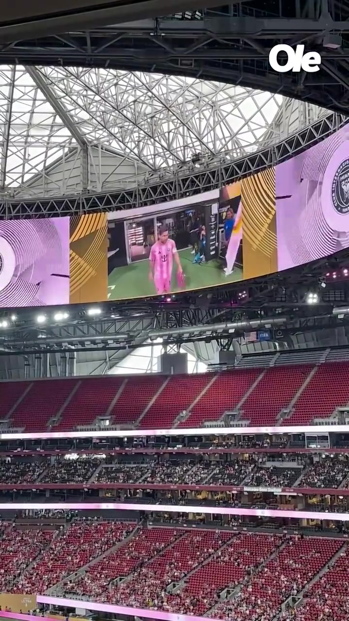 獨(dú)一檔的號(hào)召力梅西踏入球場(chǎng)整個(gè)球場(chǎng)瞬間沸騰