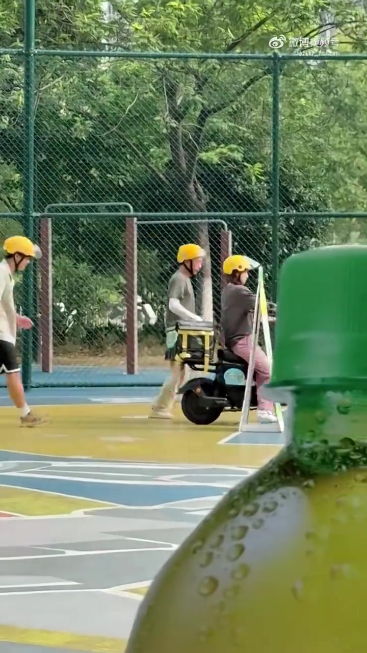 馬凡舒體驗(yàn)當(dāng)外賣員不會騎電動車稱自己連自行車都不會騎