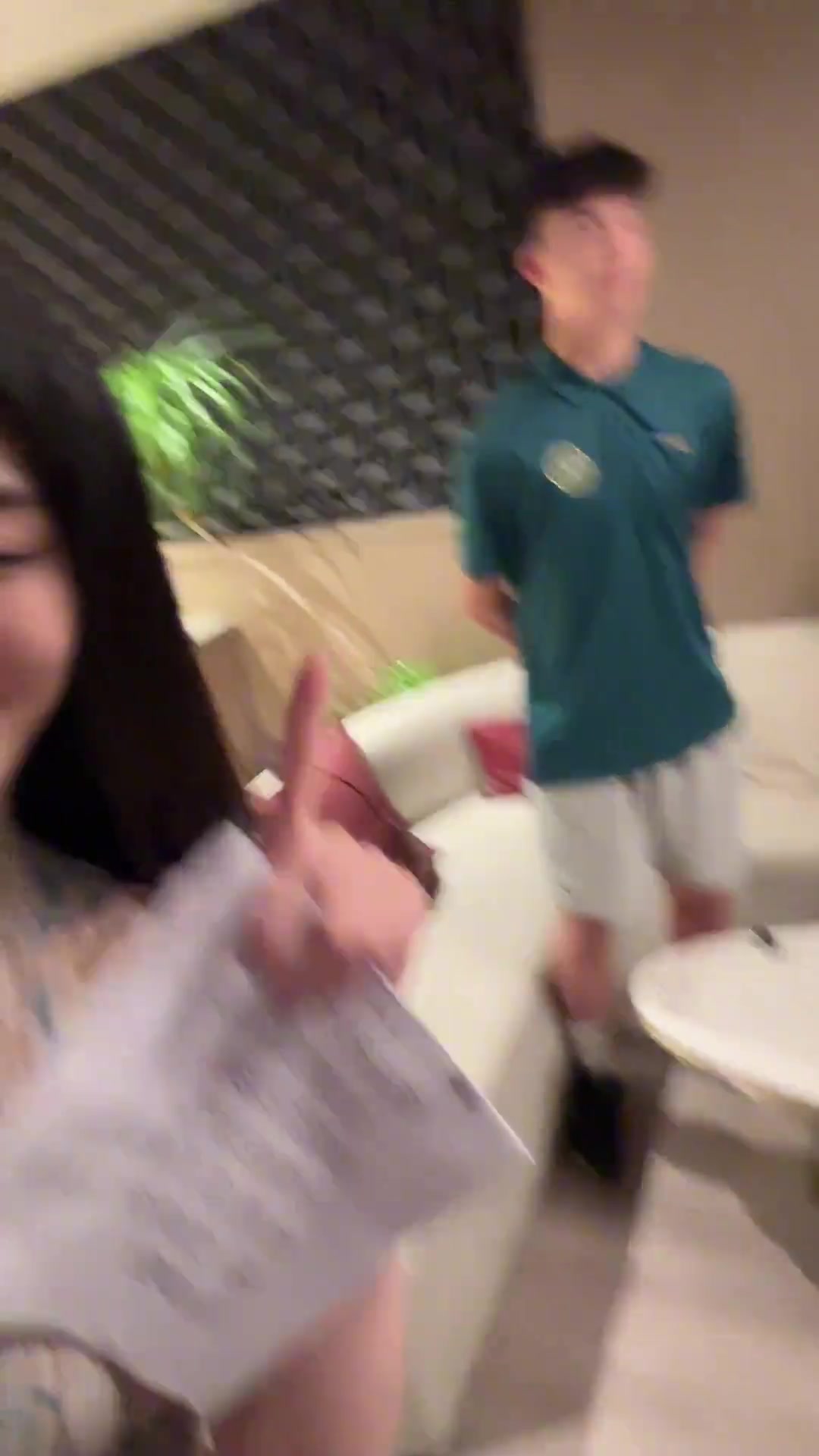 博主來現(xiàn)場第一句話就問王鈺棟傷怎么樣啦小王說應(yīng)該問題不大