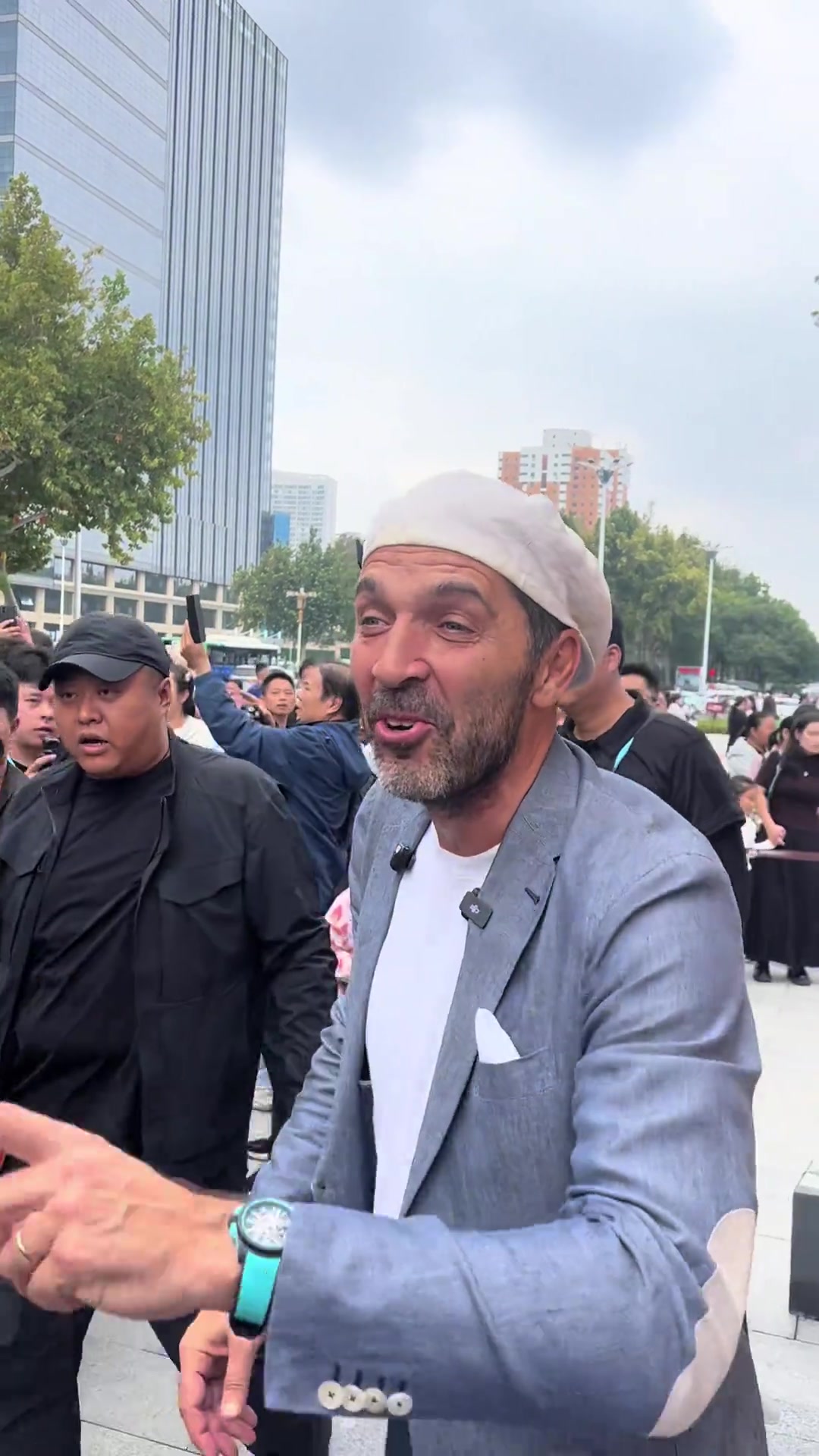 看看是誰來中國了知道的是布馮不知道的還以為是賣燒餅的