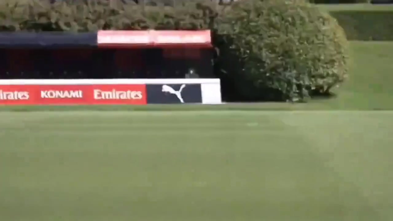 阿萊格里親自示范如何射門(mén)沒(méi)想到阿囧還有這一手