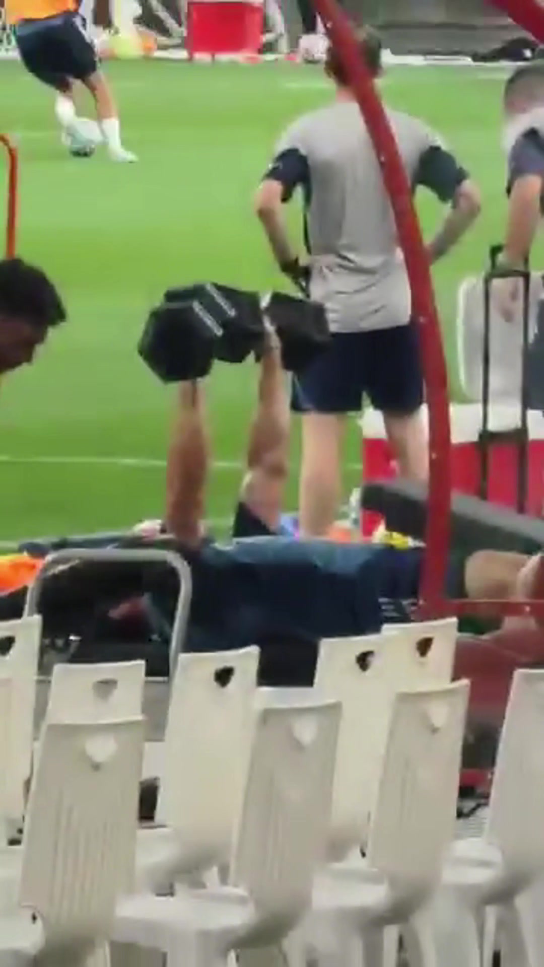 我現(xiàn)在強(qiáng)的可怕哈弗茨在阿森納季前訓(xùn)練期間進(jìn)行舉重訓(xùn)練