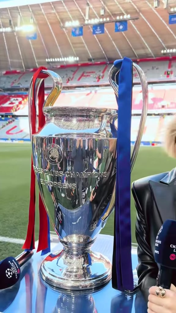 小起來真好看奪歐冠送一個美女主持人嘛我被勾魂了