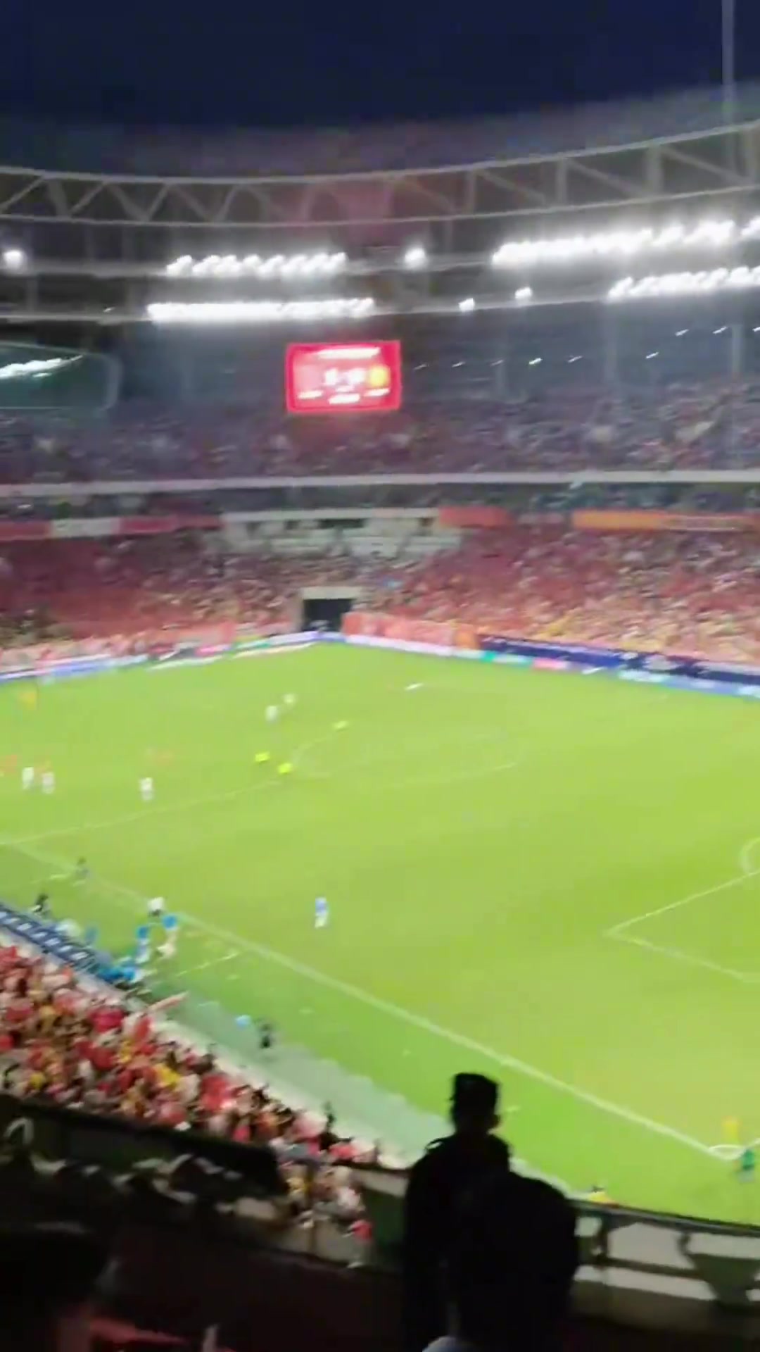 實(shí)拍遠(yuǎn)征成都的國(guó)安球迷不滿球隊(duì)表現(xiàn)一盤散沙丟人現(xiàn)眼