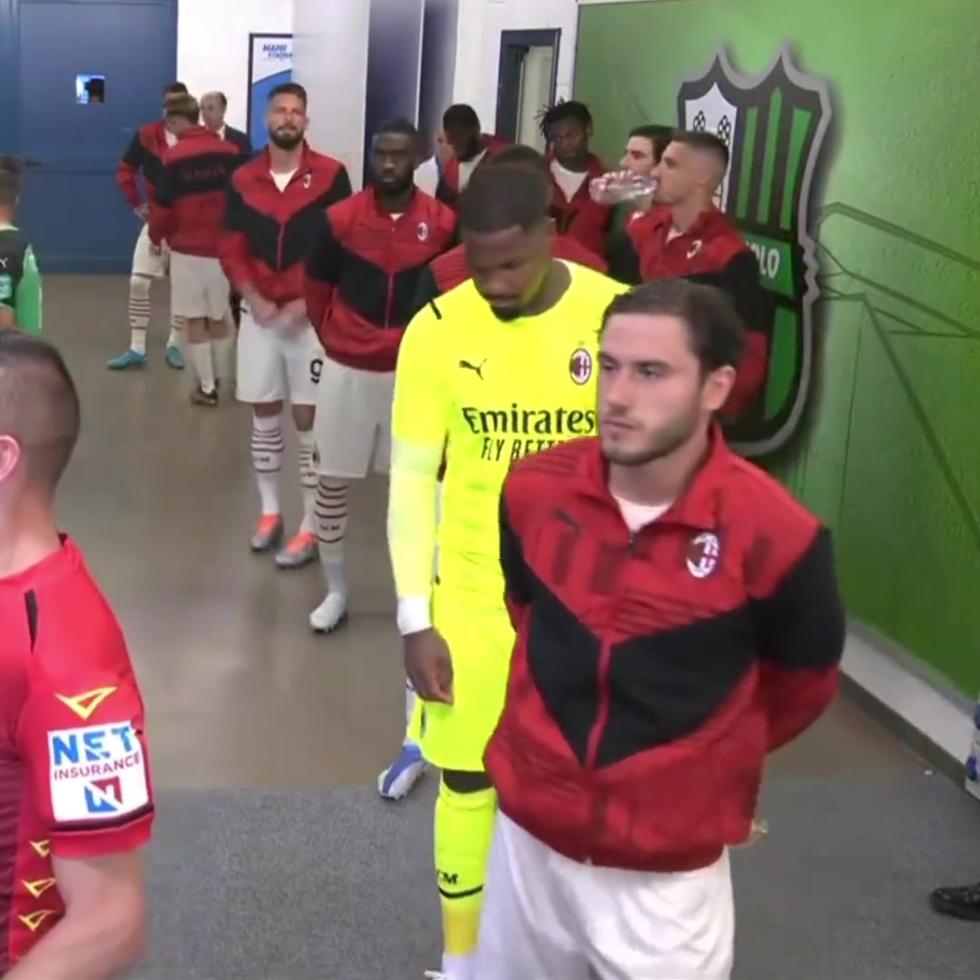 那一天的凌晨羅森內(nèi)里和他們一樣屏住呼吸等待開始哨聲的吹響