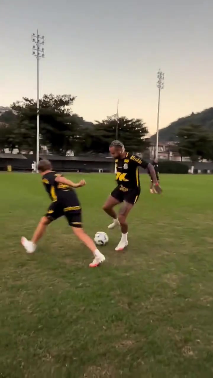 還得沉淀沉淀內(nèi)馬爾訓練場戲耍自己兒子