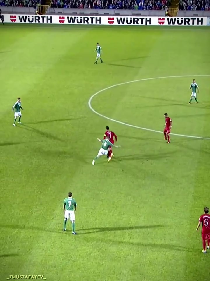 你說你惹他干嘛名場面面對挑釁C羅選擇用進(jìn)球來回應(yīng)