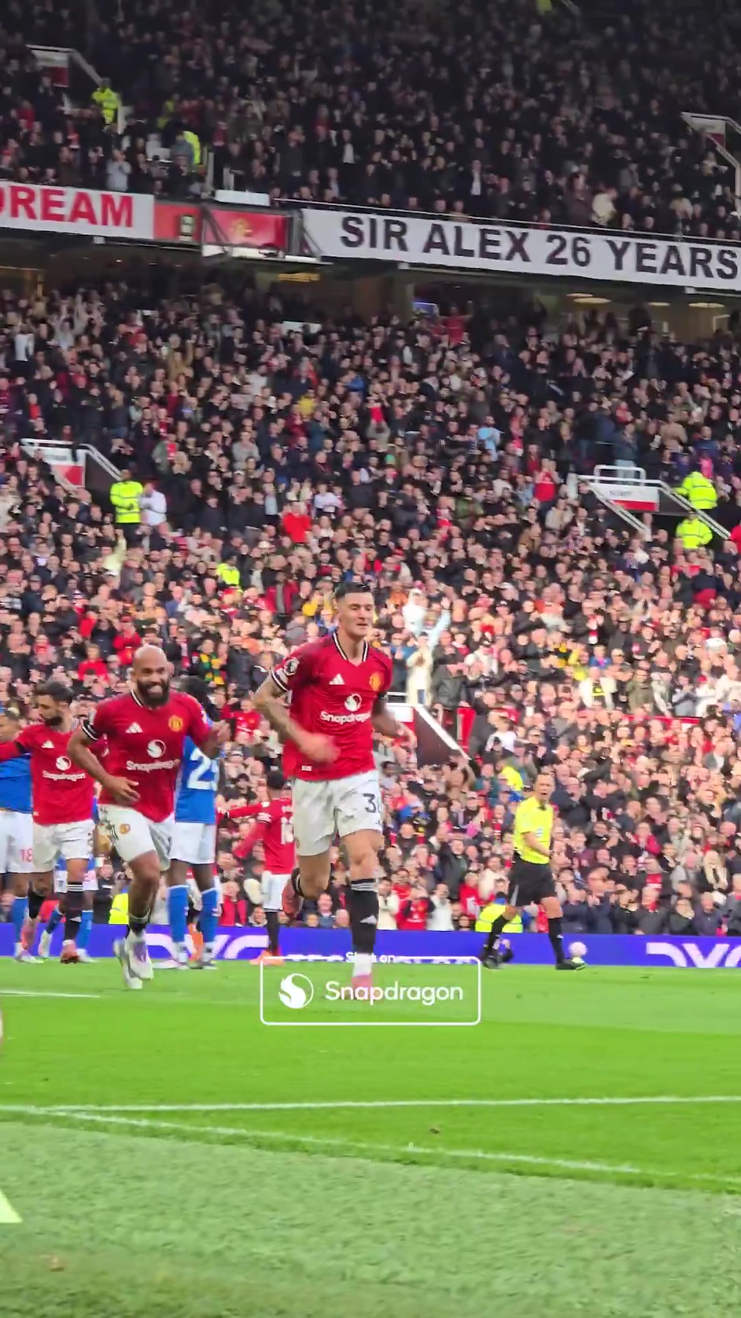 現(xiàn)場實拍舍什科進球后揮拳慶祝