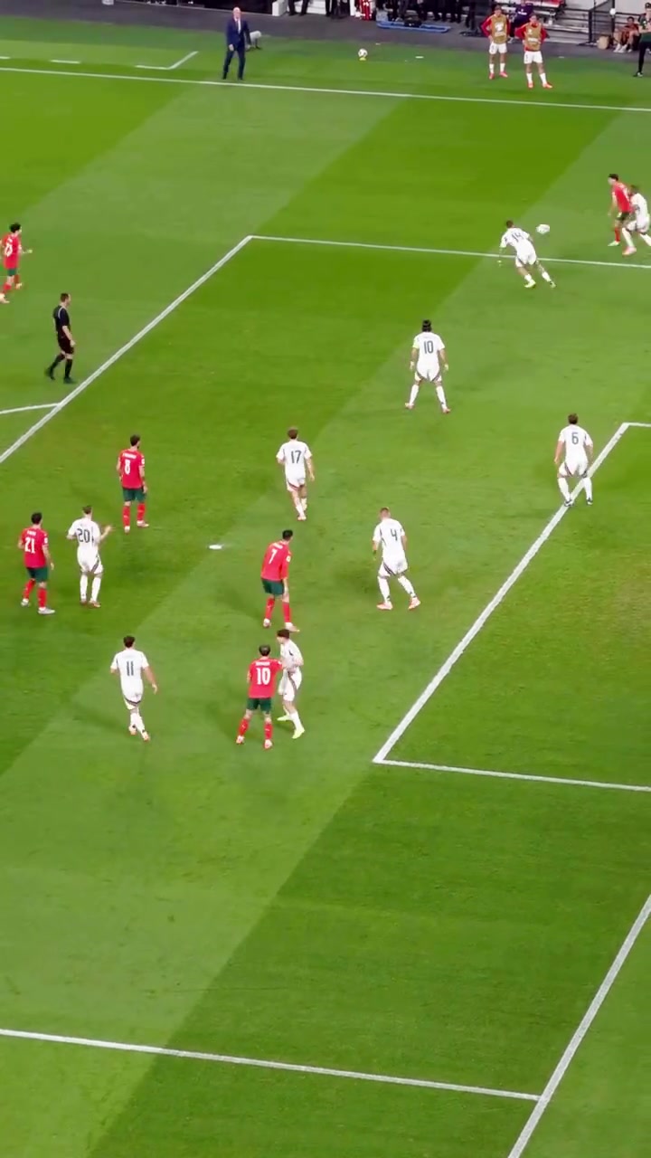 這就是頂級(jí)射手的嗅覺和意識(shí)來看看C羅在進(jìn)球前的觀察和走位