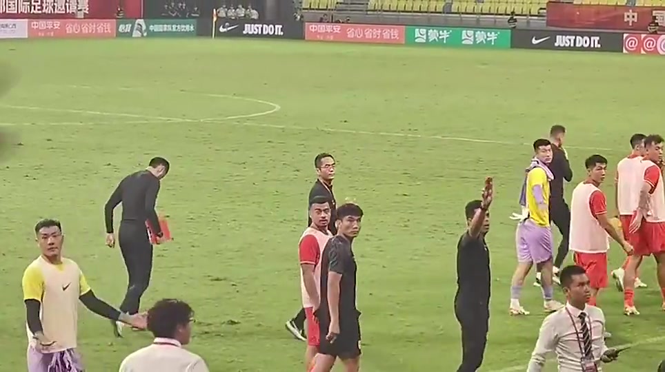 那年究竟發(fā)生什么了國足賽后謝場時鄭智怒視觀眾席