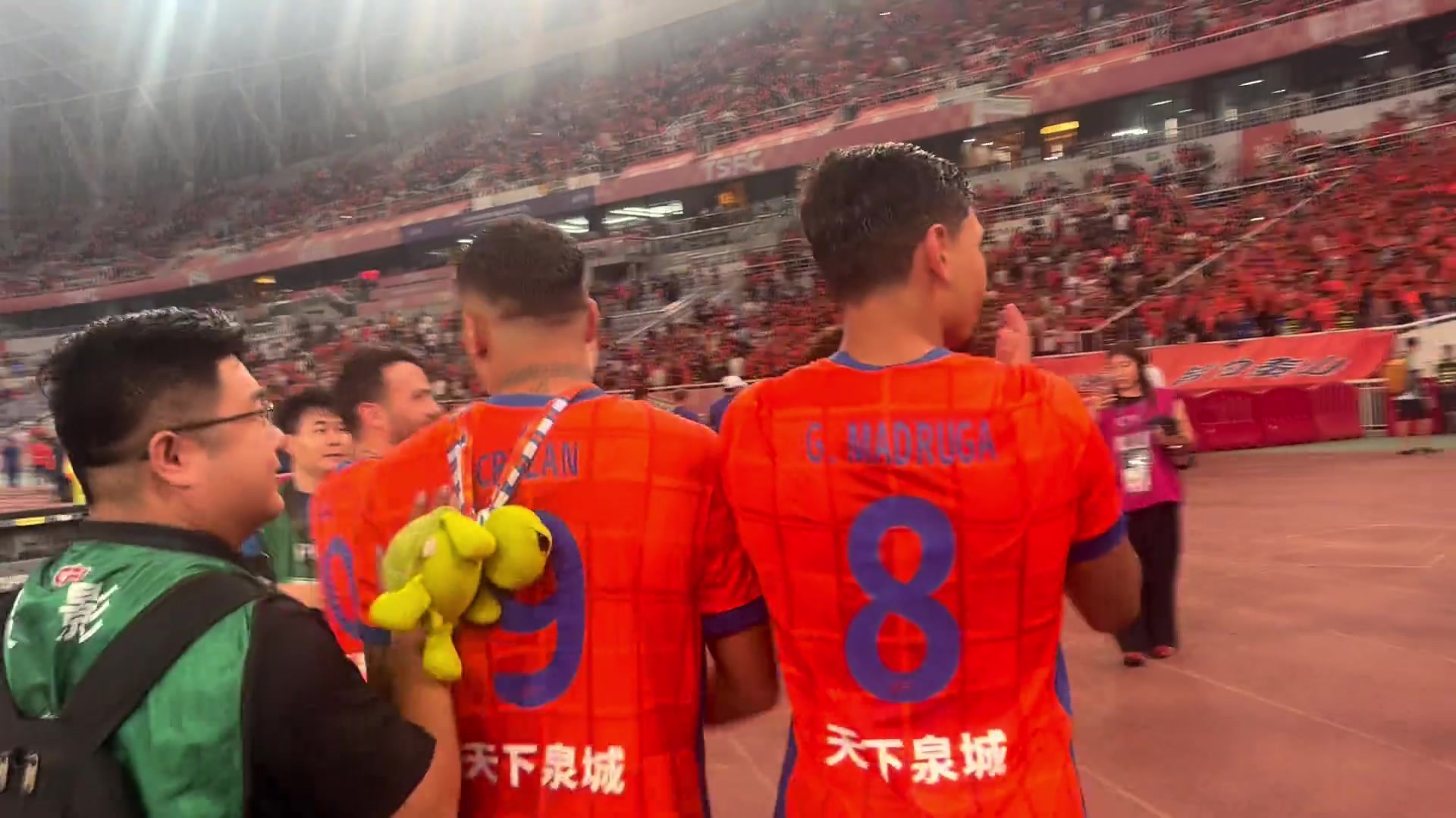 可愛(ài)泰山隊(duì)大勝北京國(guó)安賽后謝場(chǎng)克雷桑背著一只烏龜玩偶