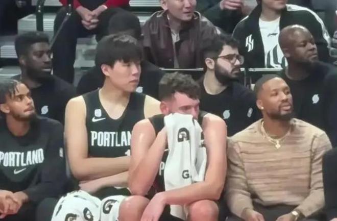 開拓者主場(chǎng)遭湖人逆轉(zhuǎn)，楊瀚森再被棄用，球迷建議楊母去美國陪伴