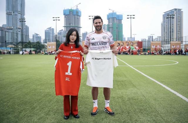 AL曬和拜仁跨界聯(lián)動(dòng)：老板菲菲和拜仁名宿皮薩羅交換隊(duì)服
