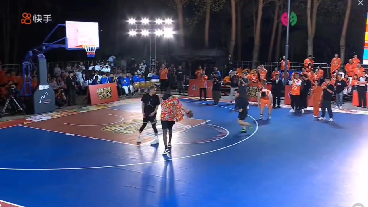 徐靜雨真慘和追夢(mèng)連線慘遭郭艾倫大帽還被郭艾倫從身上跳過(guò)