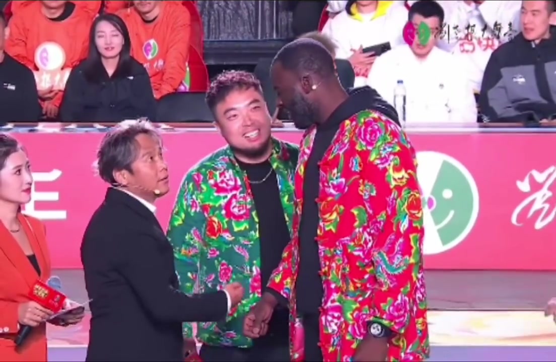 這個(gè)體型差絕了宋小寶是不是在對(duì)追夢(mèng)說(shuō)你個(gè)損色