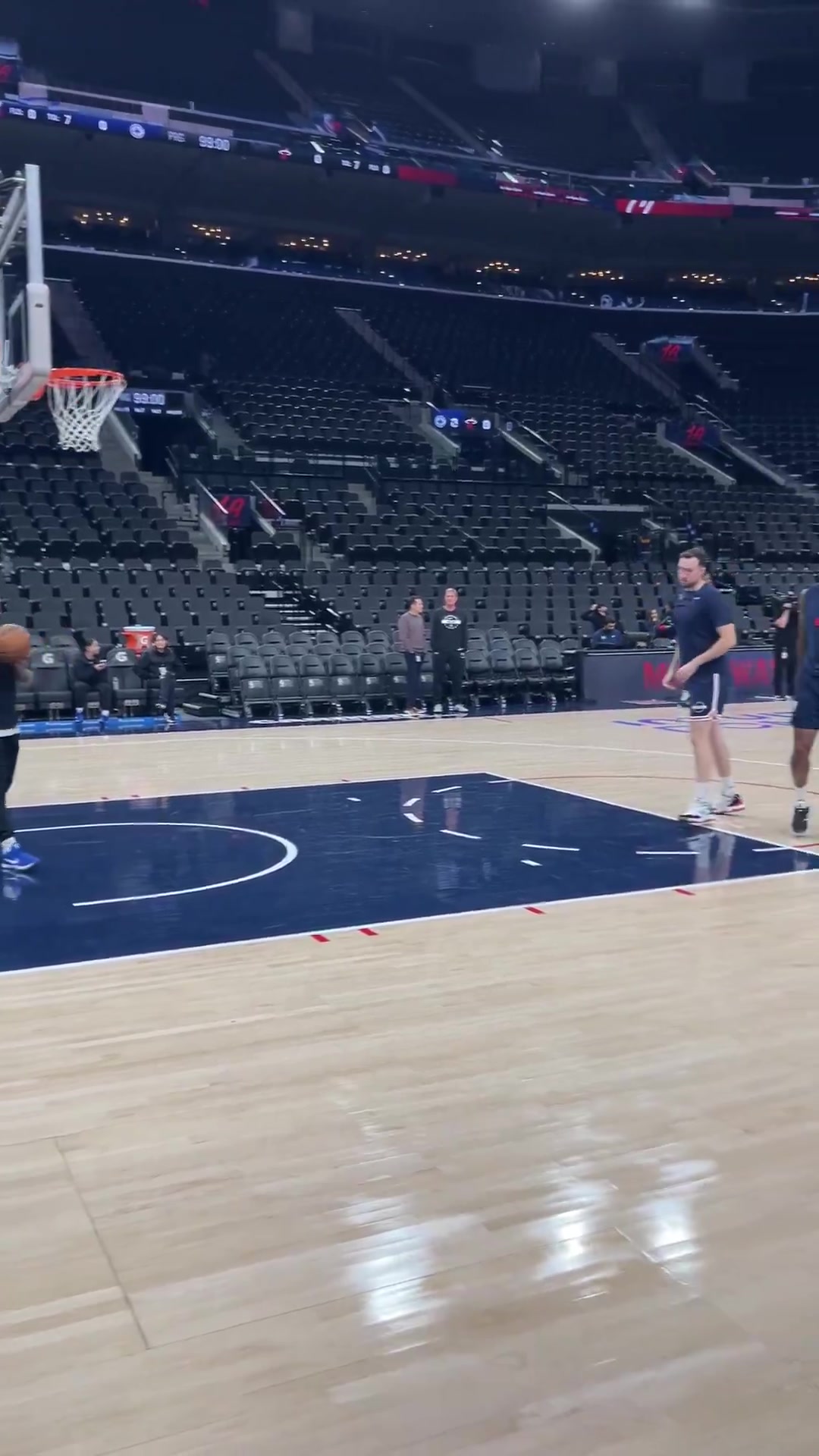 殺手锏萊昂納德賽前熱身練習(xí)中距離單打