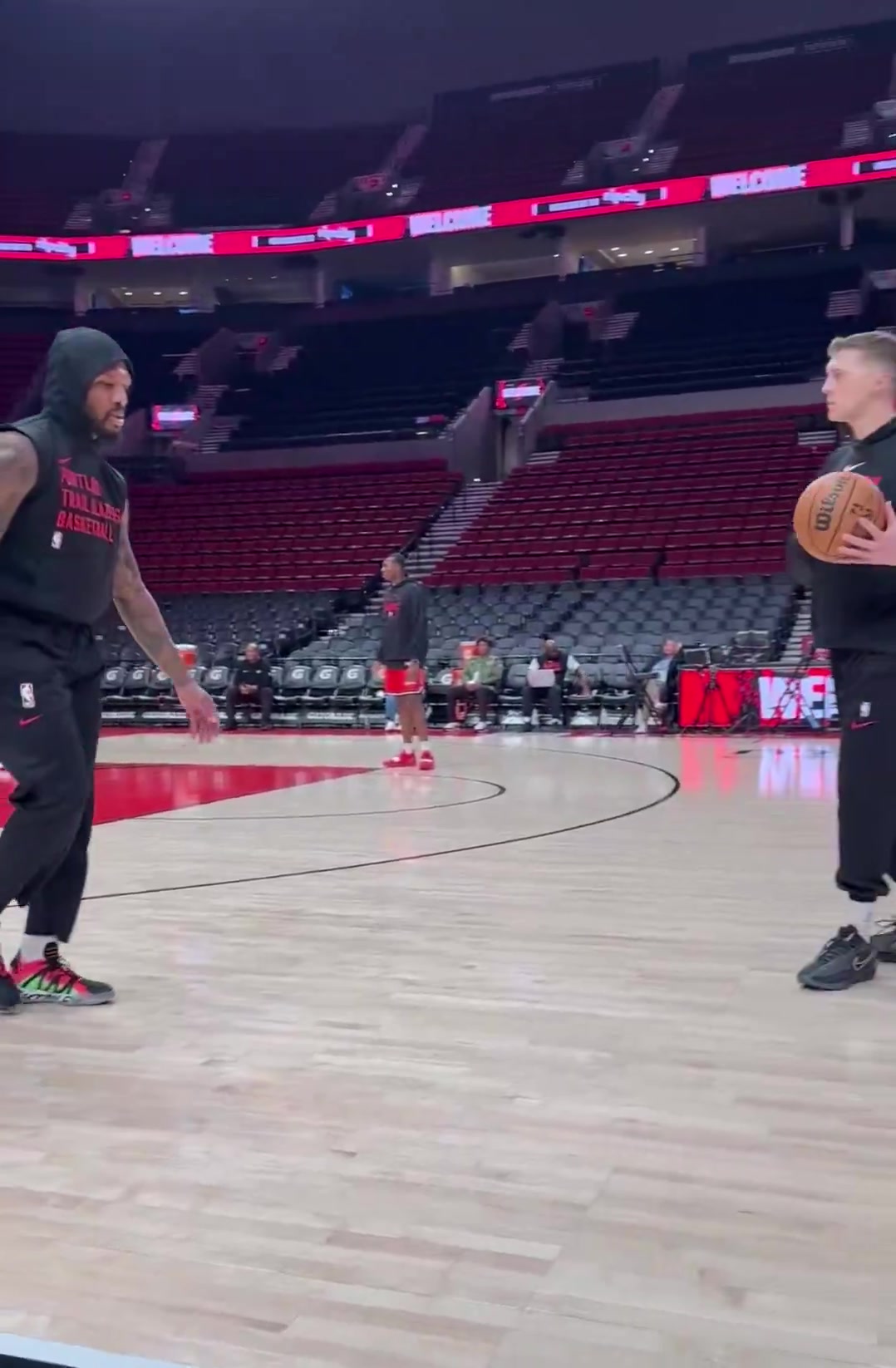 這狀態(tài)看起來很不錯(cuò)啊利拉德已經(jīng)開始訓(xùn)練急停后撤步三分