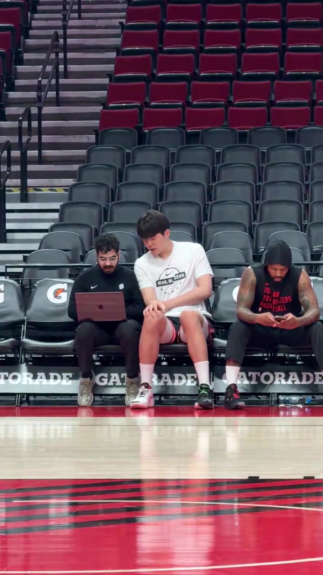 進(jìn)步顯著楊瀚森無(wú)需翻譯陪同直接與助教復(fù)盤錄像參與訓(xùn)練