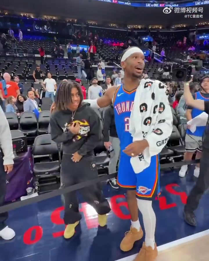 居然敢把師傅打爆了亞歷山大賽后和導(dǎo)師保羅開(kāi)心打招呼