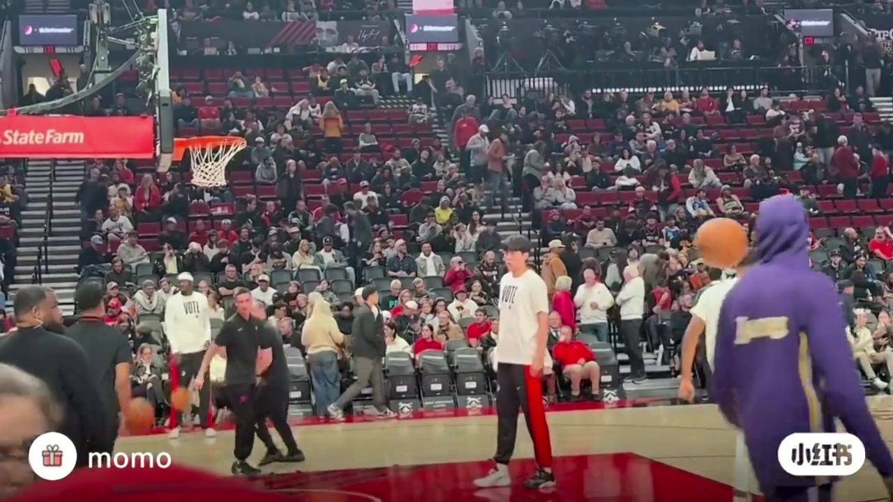 這也差太多了吧網(wǎng)友對(duì)比楊瀚森和姚明訓(xùn)練中的動(dòng)作速率