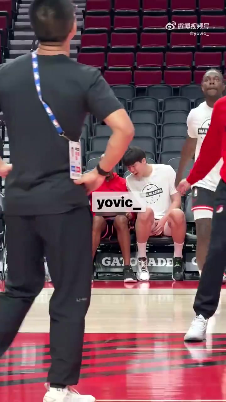 隊(duì)記楊瀚森在上場(chǎng)熱身前獨(dú)自和教練組一起看錄像交流細(xì)節(jié)