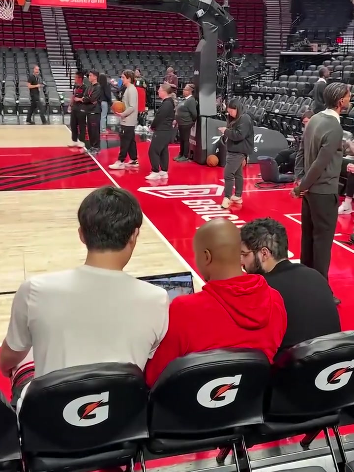 非常專注助教給楊瀚森分析錄像小楊目不轉(zhuǎn)睛仔細(xì)聽(tīng)講