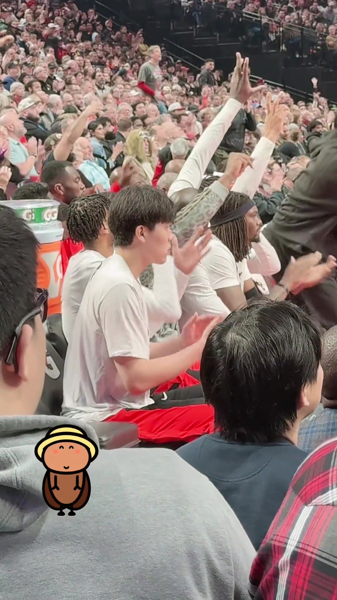 認(rèn)真觀察比賽球迷實(shí)拍楊瀚森在替補(bǔ)席前排末觀看開(kāi)拓者