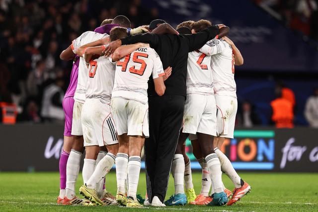 豪取16連勝，孔帕尼在客勝巴黎后與球員一同慶祝勝利