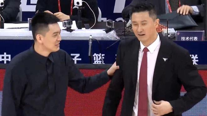 廣東3消息！杜鋒回懟楊鳴，李春江正式回歸，胡明軒“背刺”徐傑