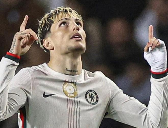 未滿22歲就代表兩支英格蘭球隊(duì)歐冠進(jìn)球，加納喬是歷史首位