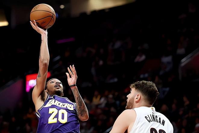 湖人兩大球星：史密斯每天都在努力訓(xùn)練，他配得上一切掌聲