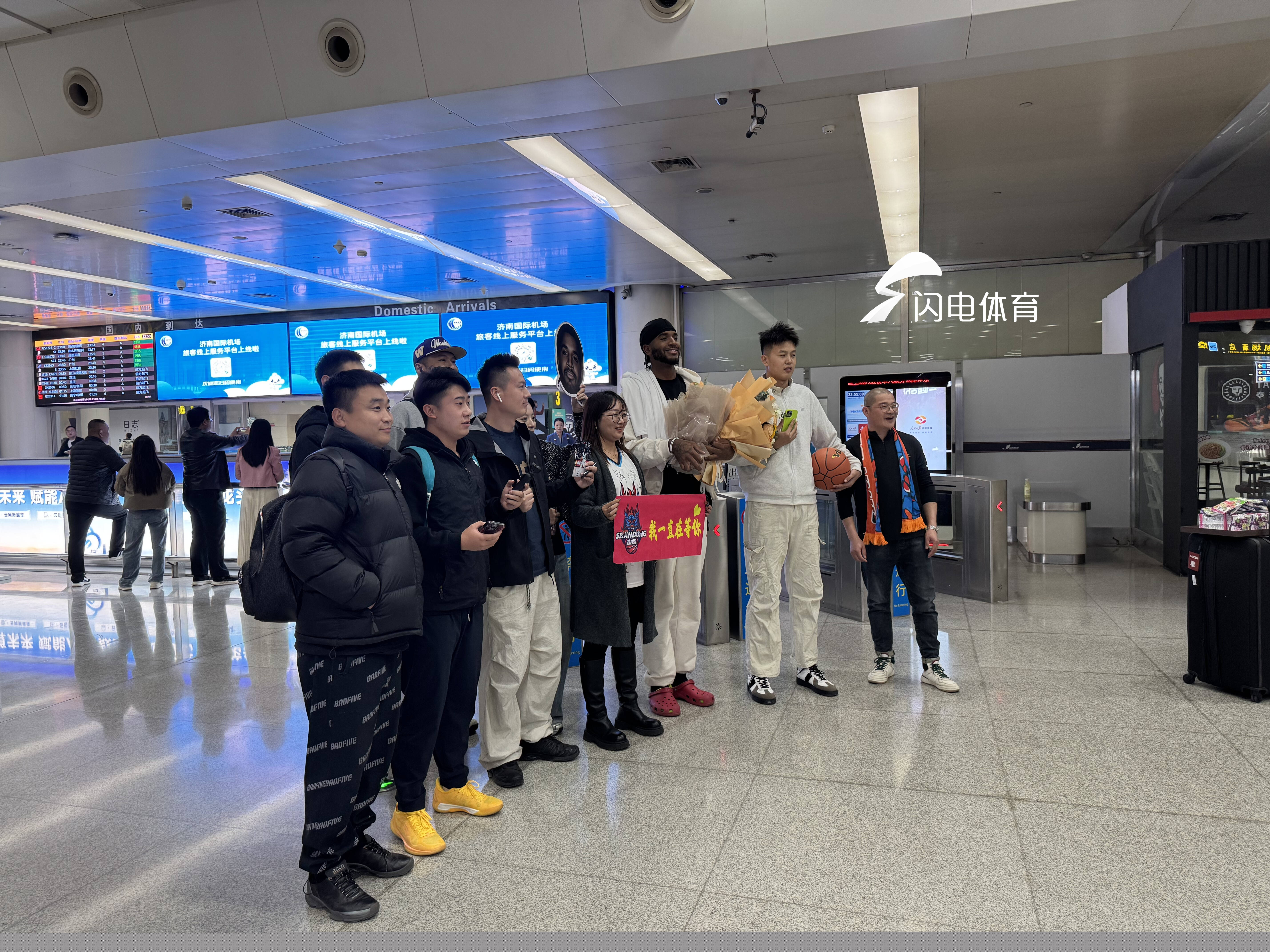 山東高速男籃外援克裡斯抵濟(jì) 新賽季備戰(zhàn)加速