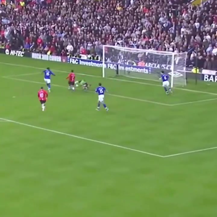 2008年C羅在英超聯(lián)賽中以31個進(jìn)球奪得金靴獎