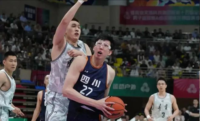 全力沖擊600萬(wàn)！周琦20分鐘爆砍24+18，球迷：打有錢的比賽就來(lái)勁