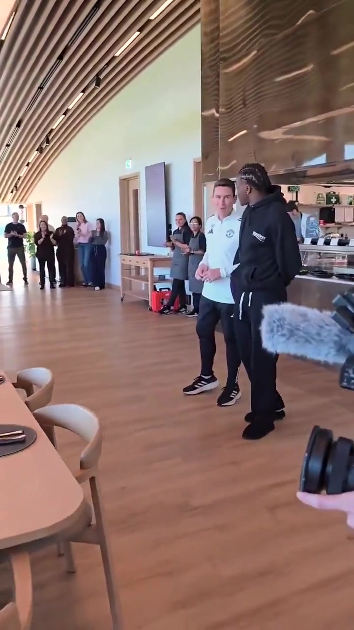 曼聯(lián)此前在卡靈頓給多爾古慶生多爾古稱這是自己第二個家