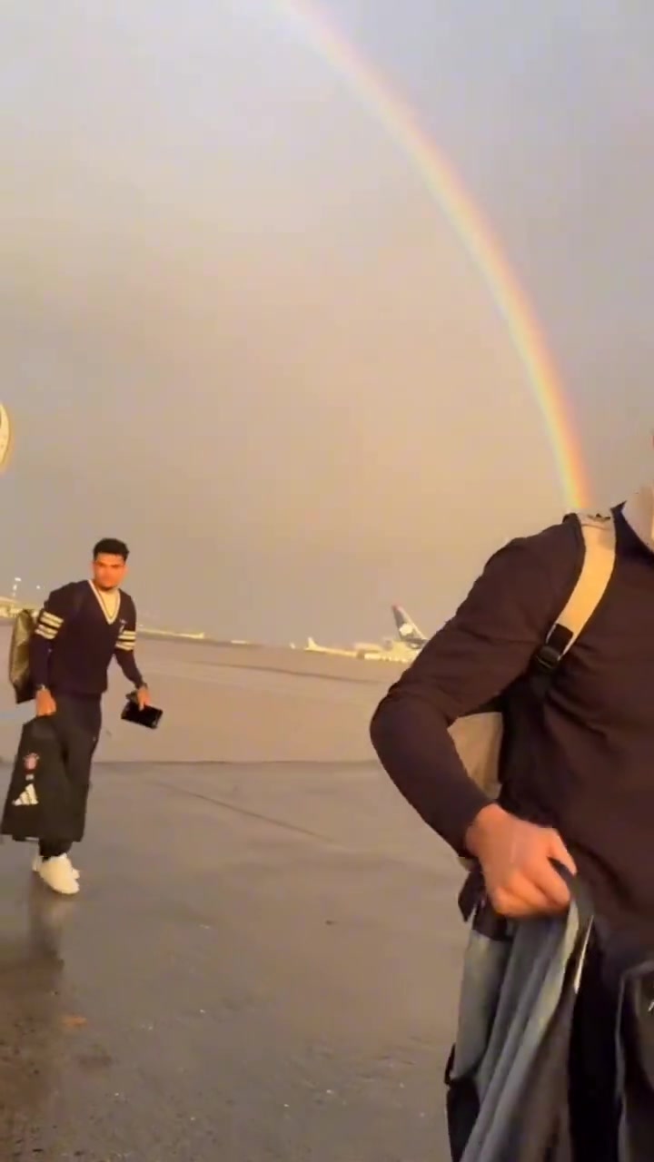 今晚好運加持拜仁抵達巴黎時遇見落日彩虹