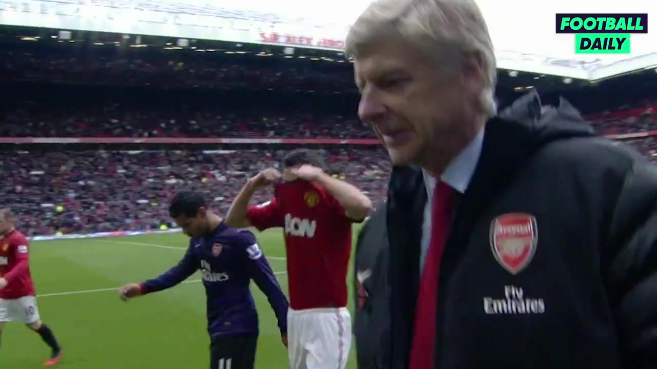 在范佩西加盟曼聯(lián)后首次與阿森納相遇時后衛(wèi)桑托斯與他交換球衣