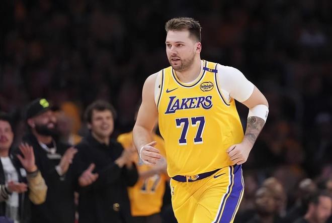 湖人VS馬刺前瞻：東契奇復(fù)出，湖人沖擊5連勝，艾頓PK文班亞馬