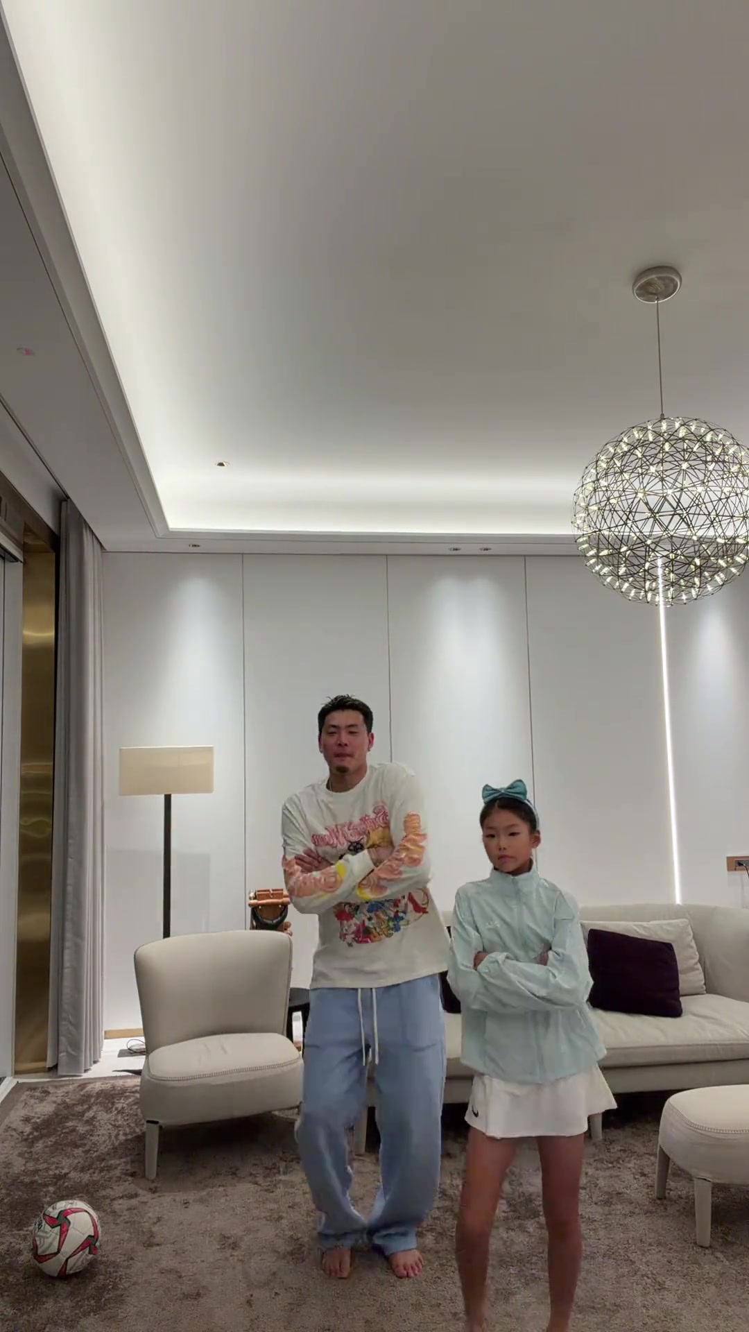 父女互動(dòng)王大雷社媒發(fā)布與女兒一起跳舞調(diào)侃道一點(diǎn)天賦沒(méi)有