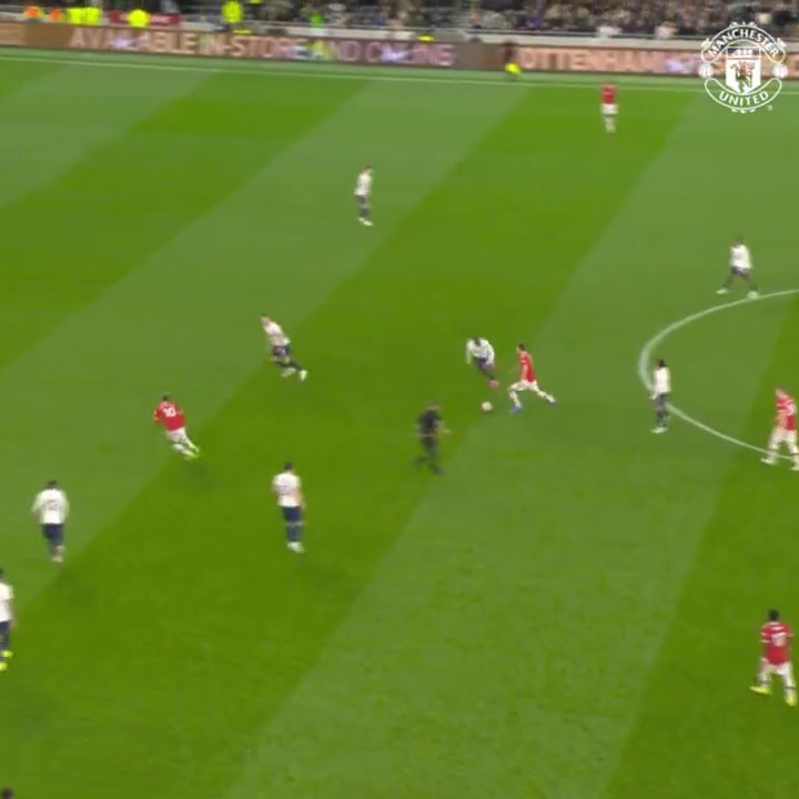 毫不手軟拉什福德面對熱刺時打進(jìn)了這粒精彩的單刀球