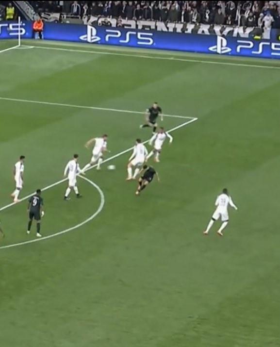 世紀(jì)助攻？范德芬奔襲全場破門，帕利尼亞收獲個(gè)人歐冠首次助攻