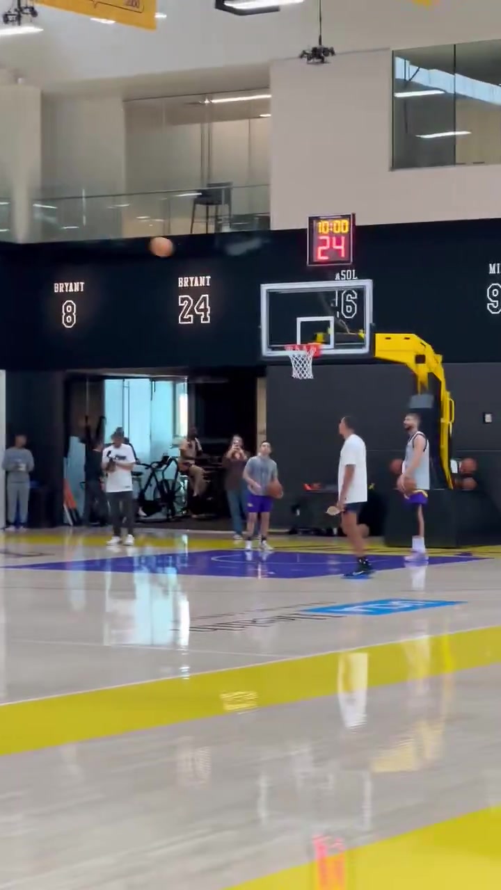 又玩新花樣東契奇多次嘗試將球踢進籃筐可惜差的有點多