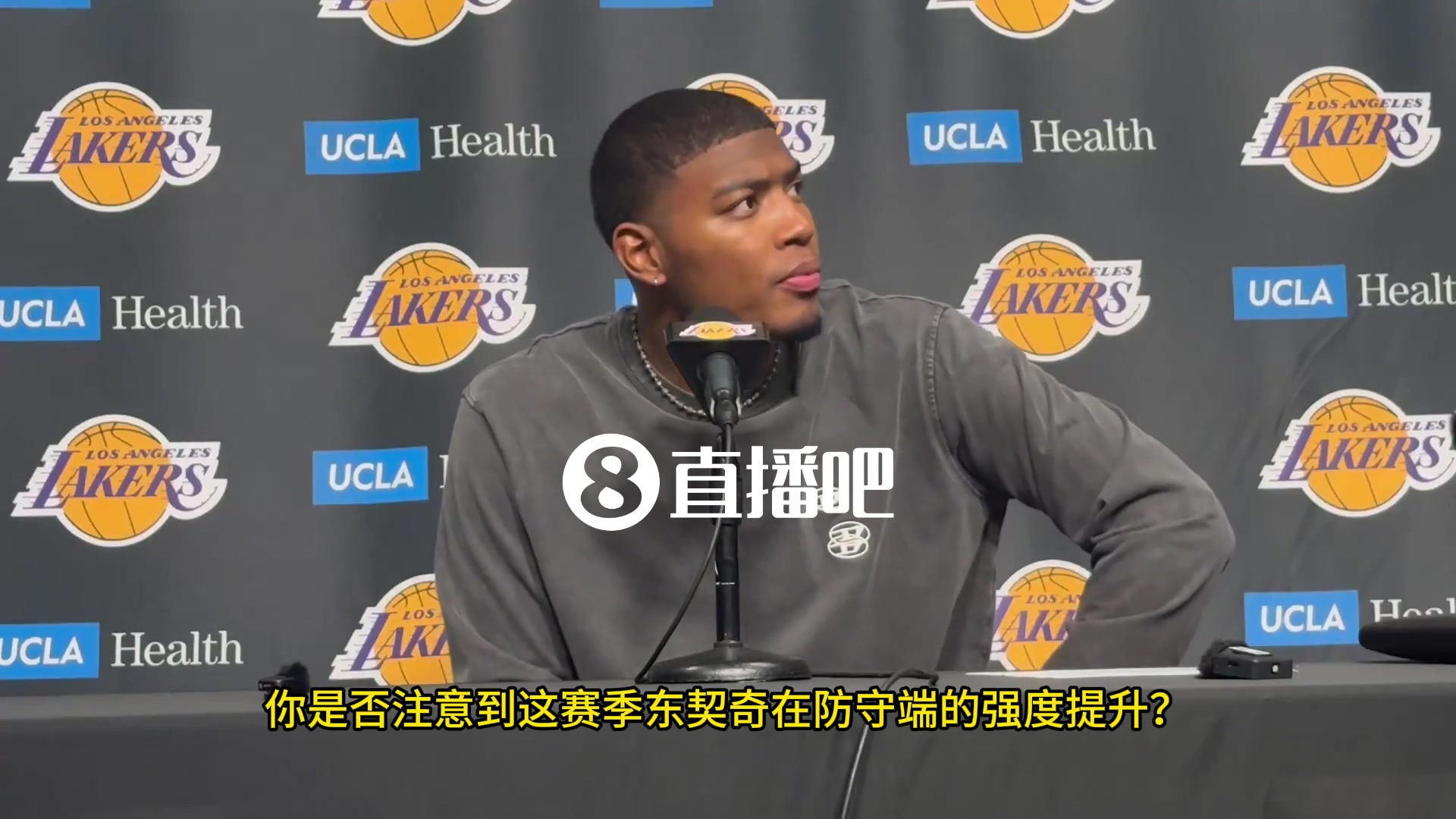 記者讓八村談談東契奇在防守端的賣力表現(xiàn)八村面露不可思議的表情東子