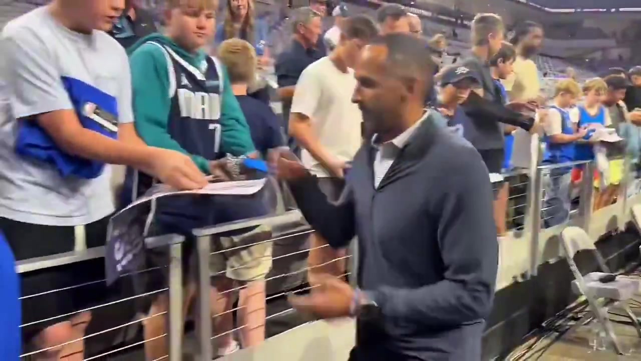 巧合嗎獨行俠經(jīng)理Nico給球迷簽名偏偏漏掉了身穿東契奇球衣的那位