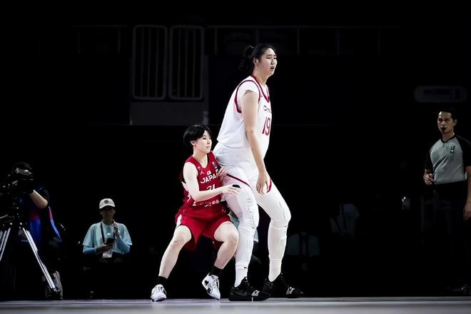 2米26女姚明歸來！全運(yùn)會(huì)15分鐘狂轟26分，對(duì)手從報(bào)名開始就輸瞭