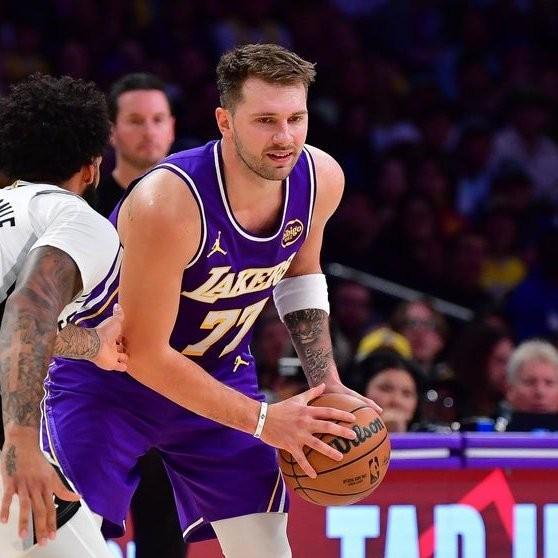 攻防全能，東契奇27中9砍35分9板13助5斷2帽，罰球17中13