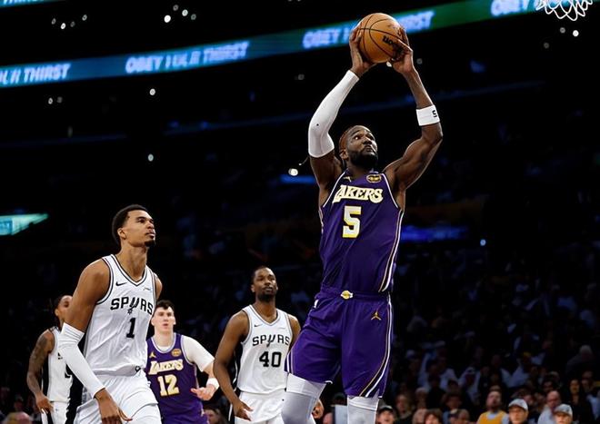 與上賽季相比簡直判若兩人！湖人用800萬年薪就簽到瞭內(nèi)線支柱？